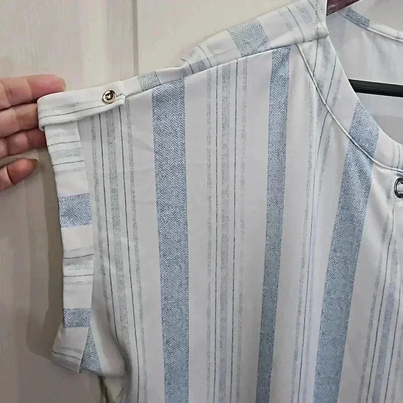 Cure Blue Striped short-sleeve blouse with V-neck and grommet detail Plus Sz 2X - Picture 4 of 8